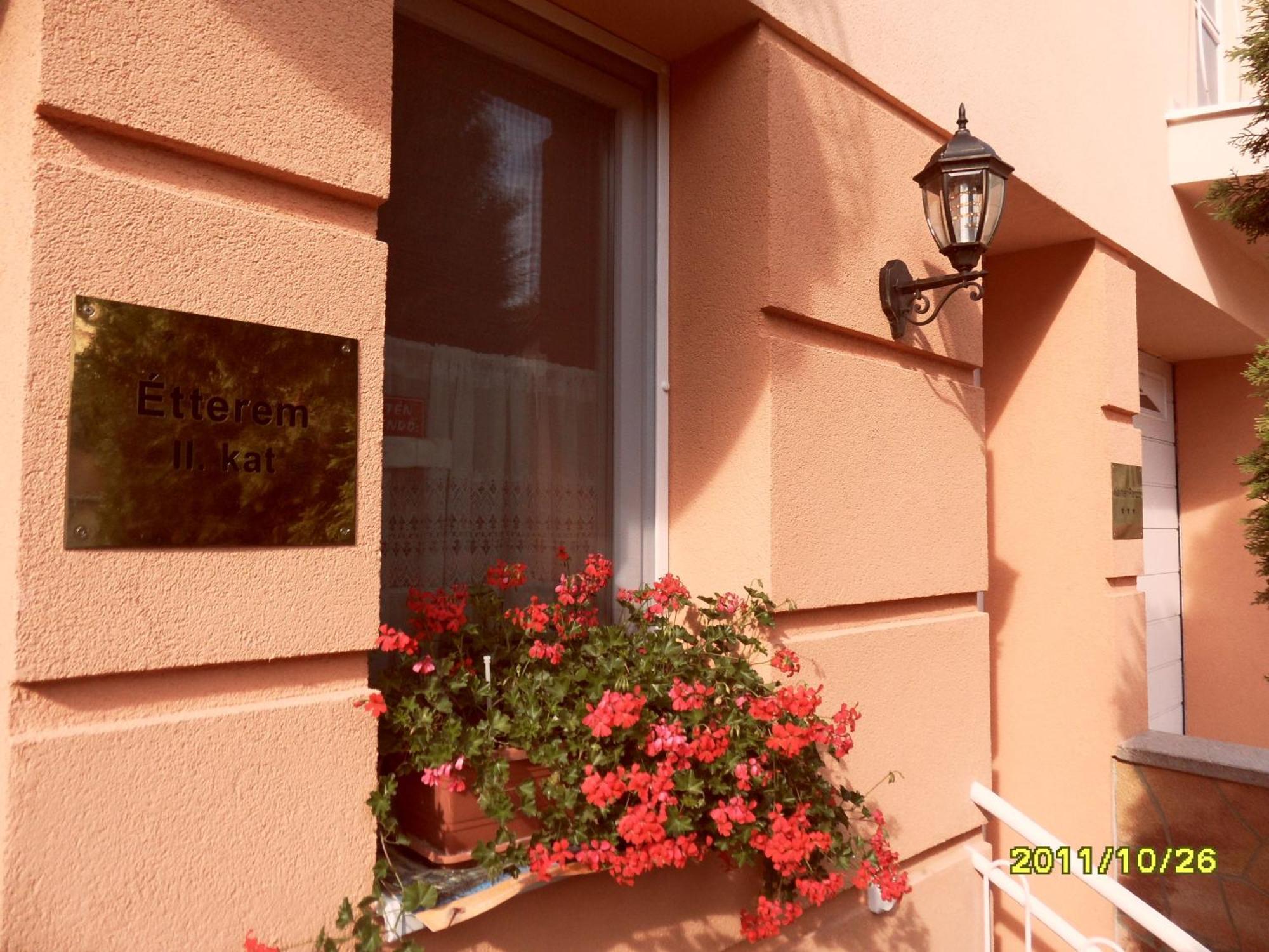 Kalman Panzio Bed & Breakfast Szeged Exterior photo