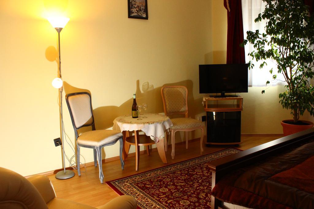 Kalman Panzio Bed & Breakfast Szeged Exterior photo
